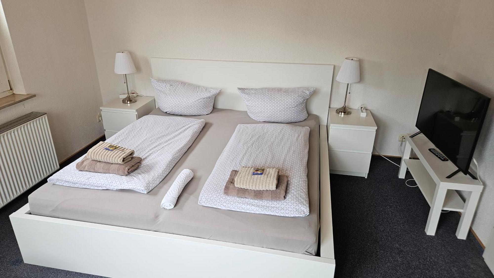 Hotel Dorfkrug Buesum - Guenstige Altbauzimmer Am Oland Esterno foto