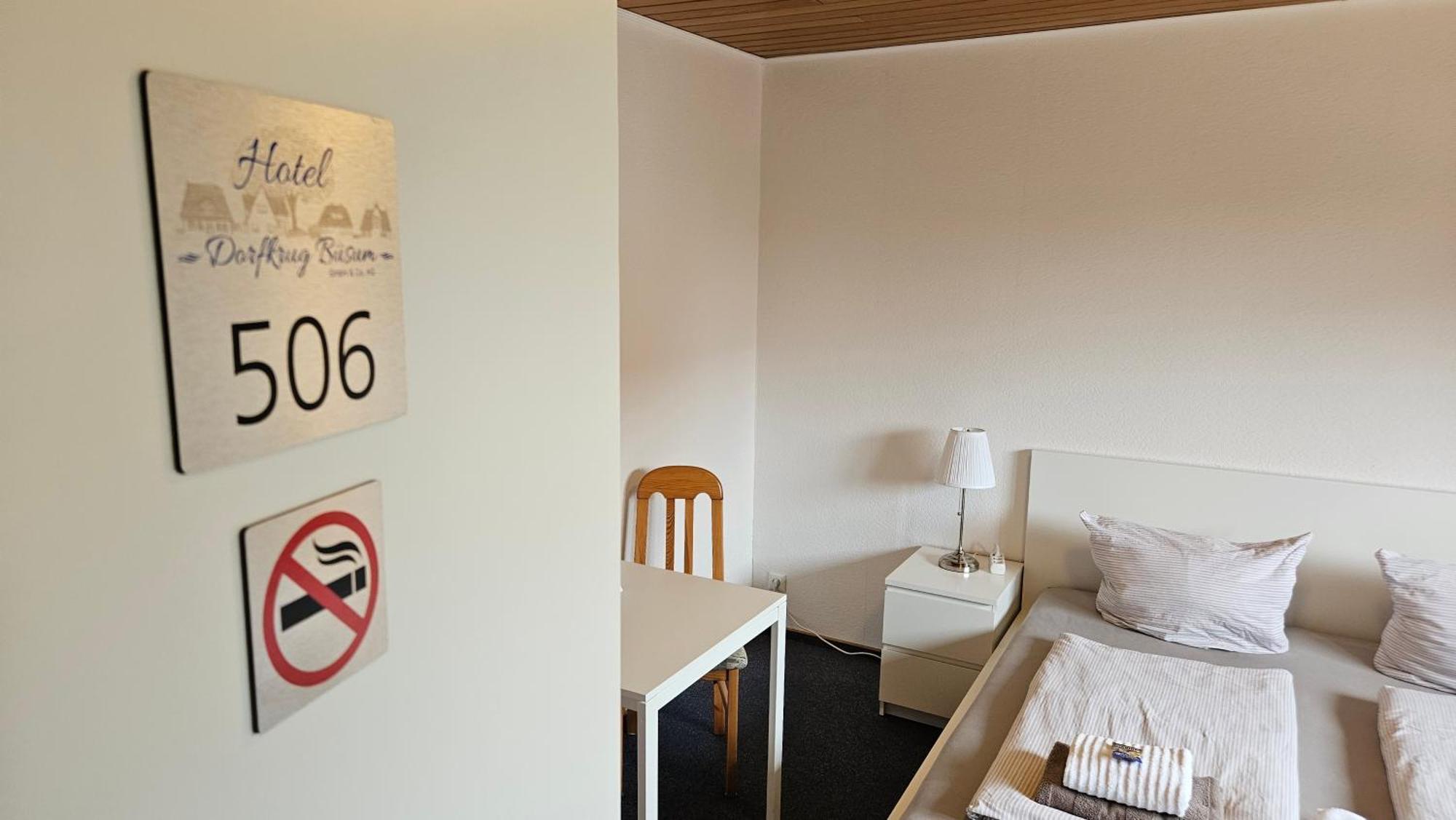Hotel Dorfkrug Buesum - Guenstige Altbauzimmer Am Oland Esterno foto