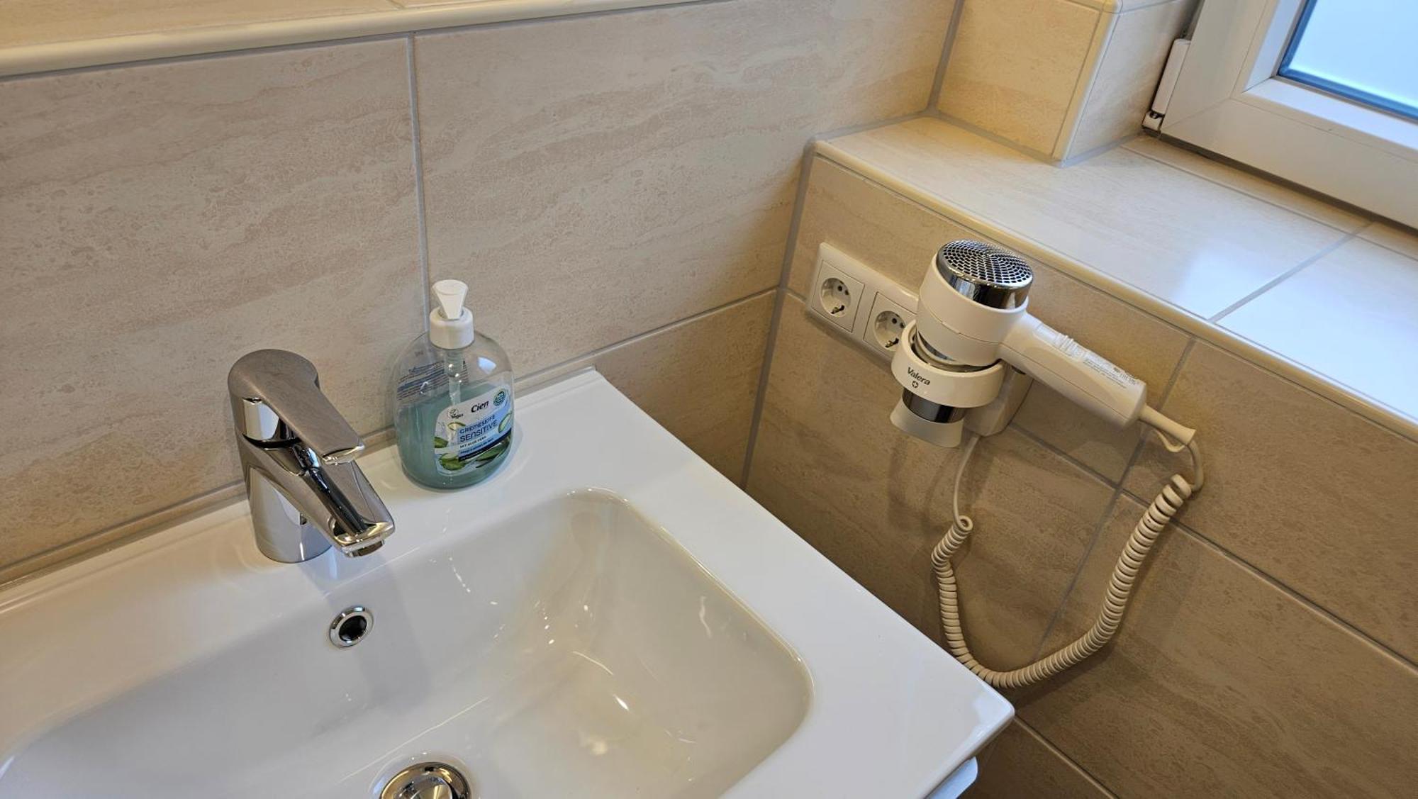 Hotel Dorfkrug Buesum - Guenstige Altbauzimmer Am Oland Esterno foto