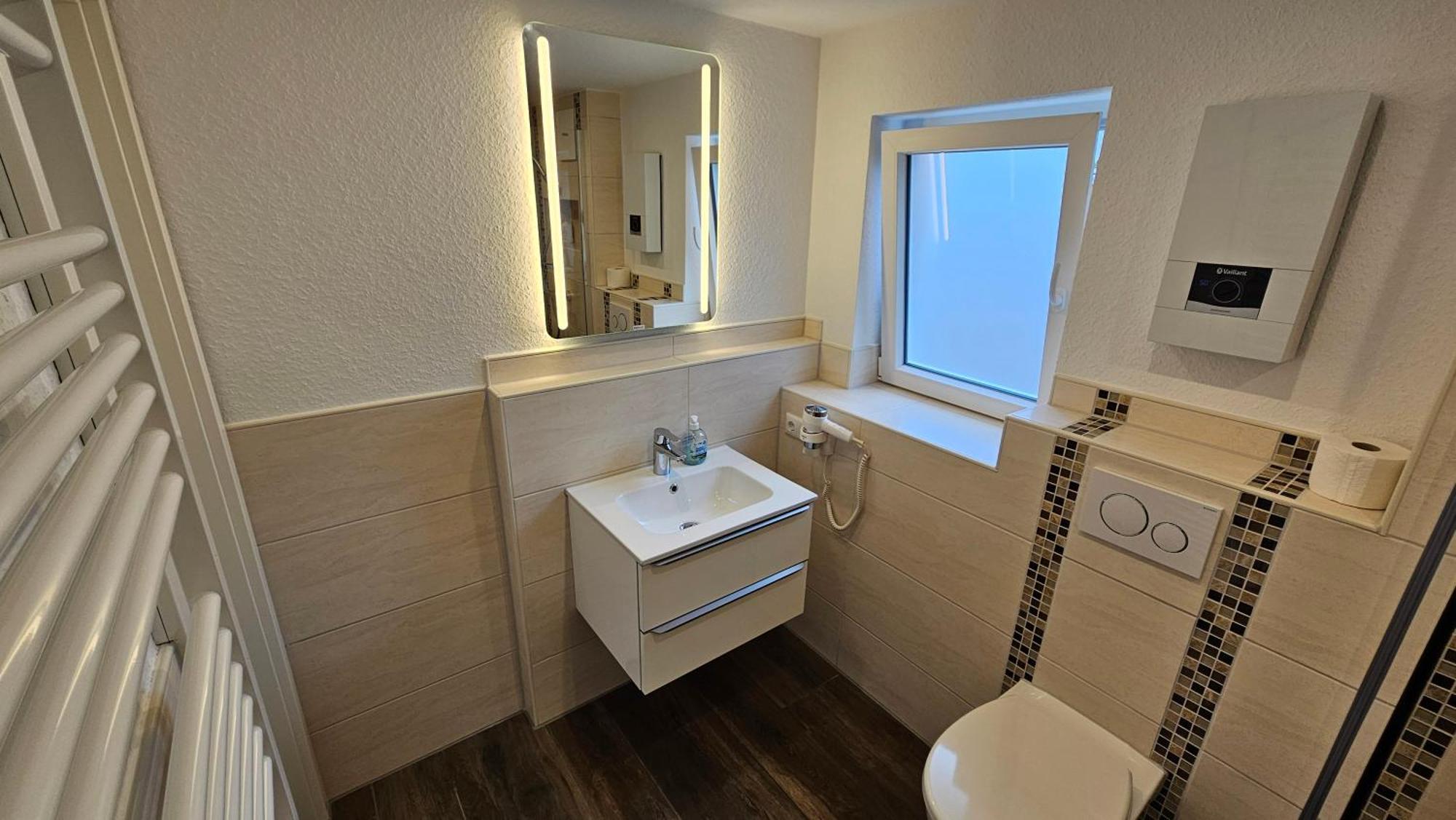 Hotel Dorfkrug Buesum - Guenstige Altbauzimmer Am Oland Esterno foto