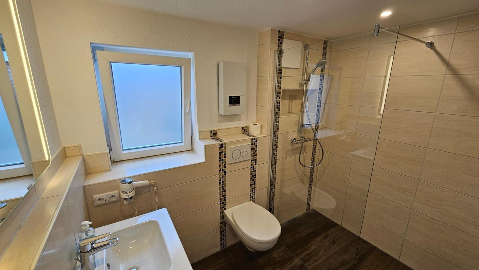 Hotel Dorfkrug Buesum - Guenstige Altbauzimmer Am Oland Esterno foto