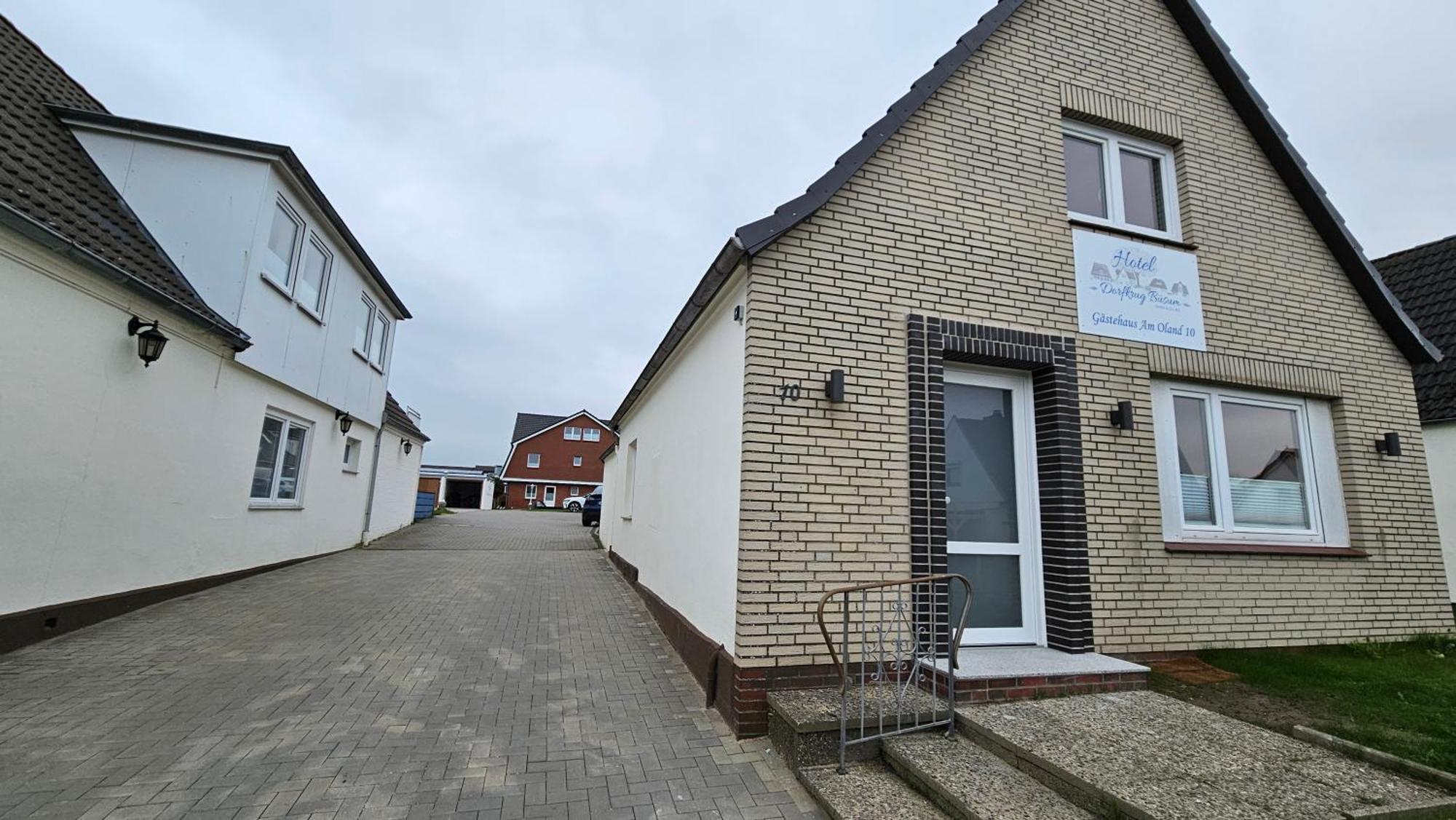 Hotel Dorfkrug Buesum - Guenstige Altbauzimmer Am Oland Esterno foto